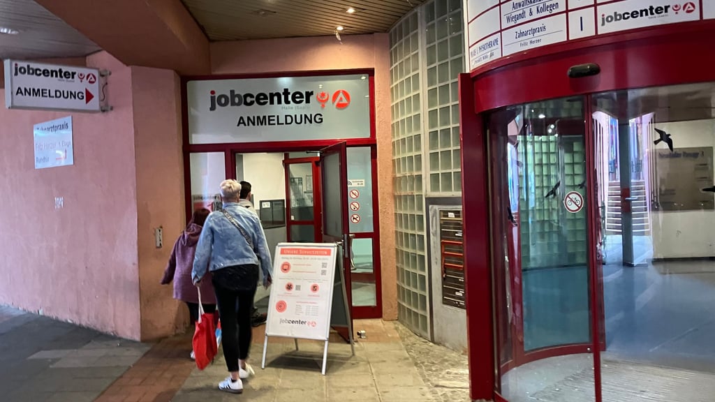 Wer kommt, kommt in der Regel mit Termin: Eingang zum halleschen Jobcenter in der Neustädter Passage.