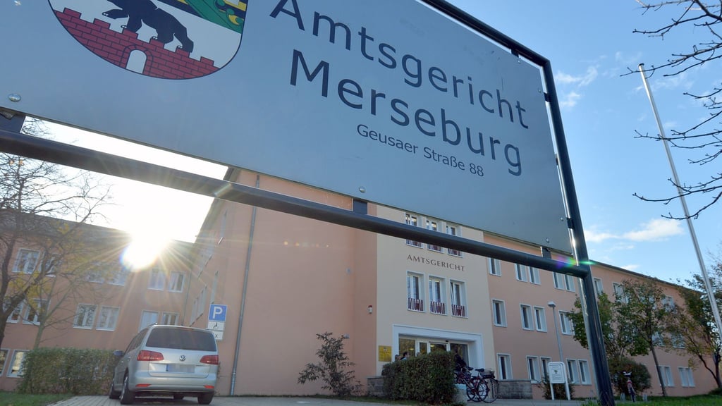 Der Vater muss sich am Amtsgericht unter anderem wegen fahrlässiger Tötung verantworten. (Symbolbild)