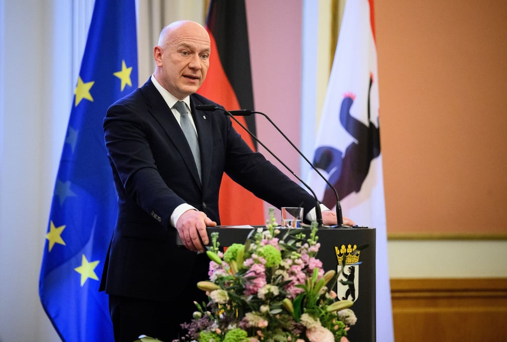 Berlins Regierender Bürgermeister Kai Wegener (CDU) verleiht das Band für Mut und Verständigung. (Archivbild)