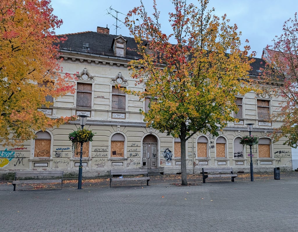 Blick auf das Gebäude Gummersbacher Platz 1 in Burg.