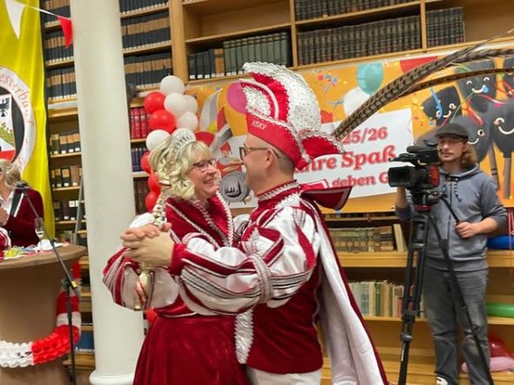 Das neue Stadtprinzenpaar: Julia II. und Henrik I. tanzen sich mit dem Sachsen-Anhalt-Walzer in die Herzen der Zuschauer.