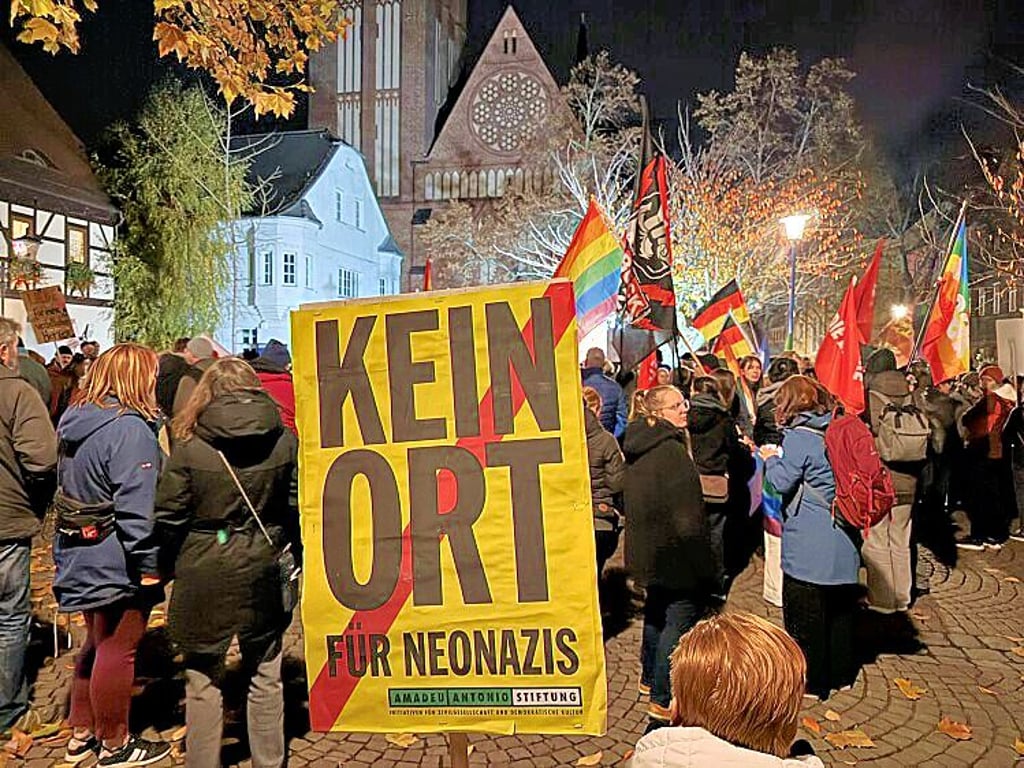 Bei der Versammlung „Bunt statt braun“ auf dem Bitterfelder Marktplatz sprachen Redner von CDU, Linken und Grünen. Ihr gemeinsames Ziel: einstehen für die freiheitlich-demokratische Grundordnung.