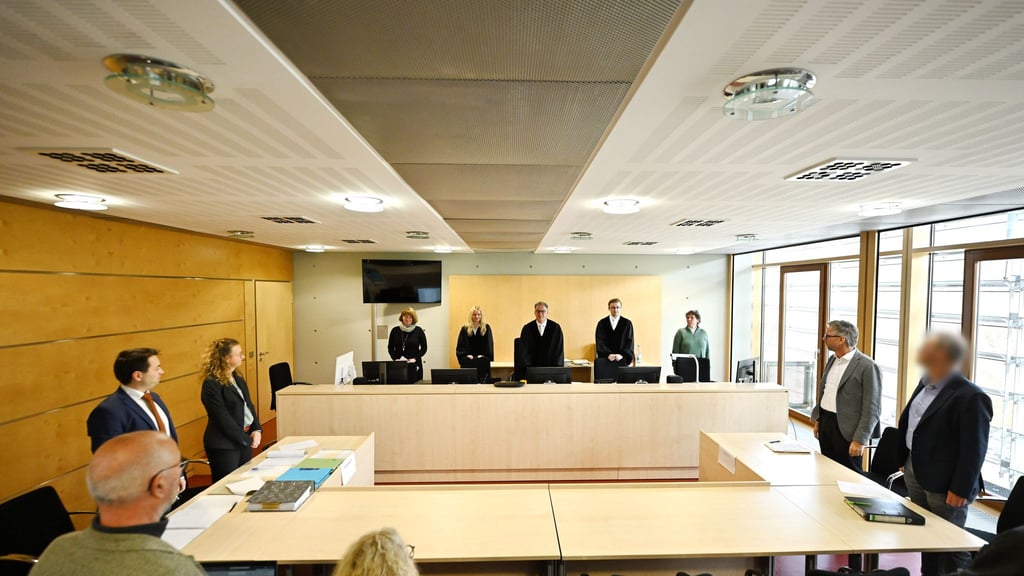 Verhandelt werden die Klagen von zwei Richtern gegen ihre Besoldung.