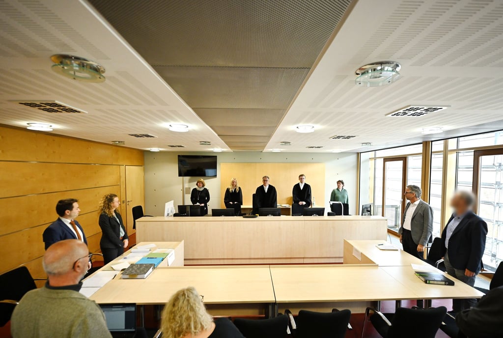 Verhandelt werden die Klagen von zwei Richtern gegen ihre Besoldung.