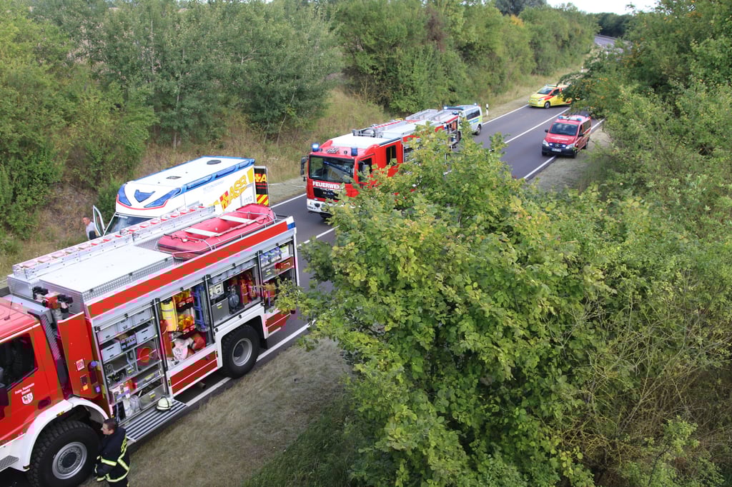 Erneut ist es, wie im August 2025, auf der B189 bei Groß Schwechten zu einem Unfall mit verletzten Personen gekommen. Einsatzkräfte der Feuerwehr befreien eingeklemmte Person. 