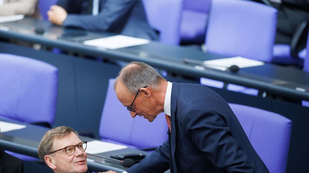 Außenkanzler und Außenminister: Friedrich Merz und Johann Wadephul (beide CDU) während der Generaldebatte zum Haushalt im Bundestag.