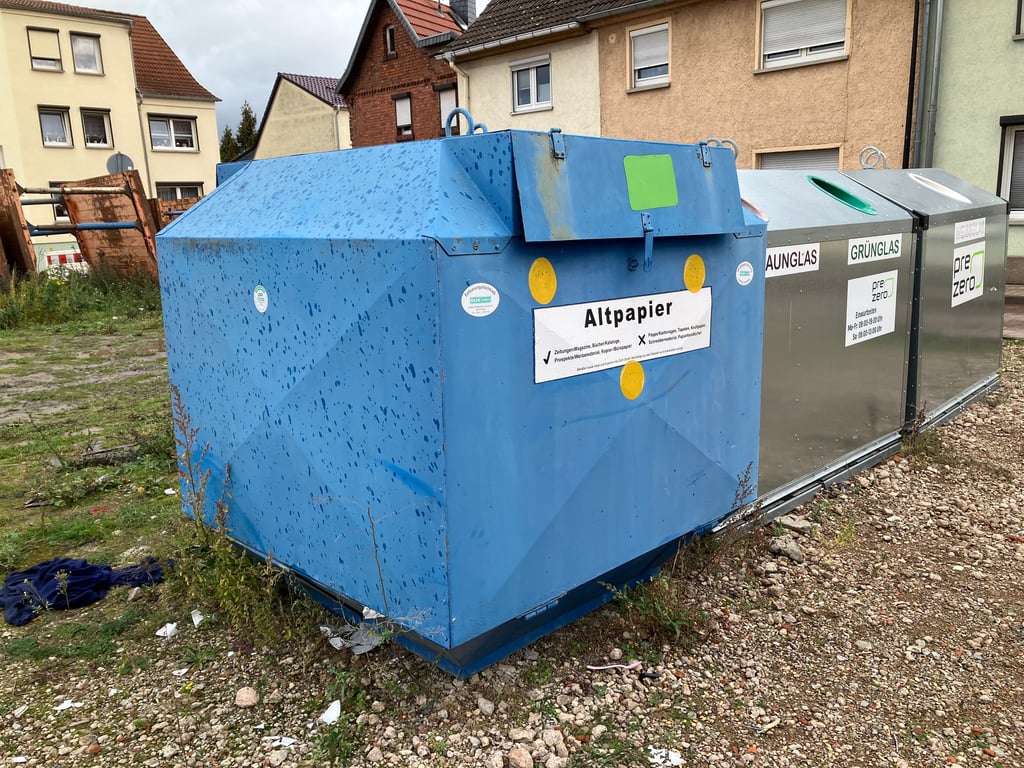 In diesem Container werden Zeitungen und Kataloge zugunsten  der Kindertagesstätte Schmidt´sche Stiftung gesammelt. 