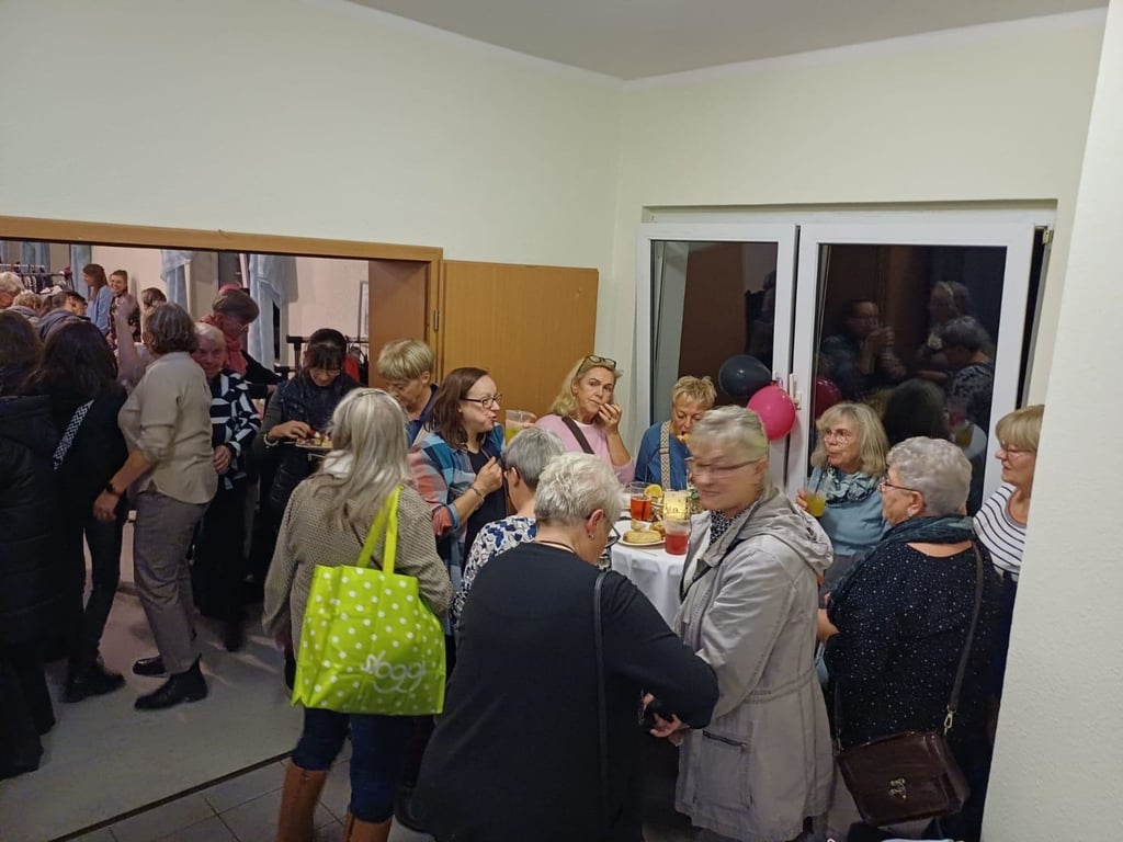 Nebenbei hat es Cocktails und Fingerfood gegeben.