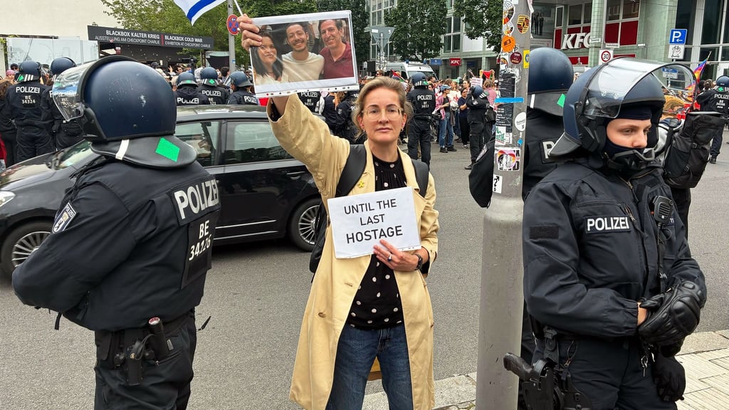 Karoline Preisler stellte sich auf Demonstrationen gegen Antisemitismus und forderte die Freilassung der Hamas-Geiseln im Gazastreifen. (Archivbild)