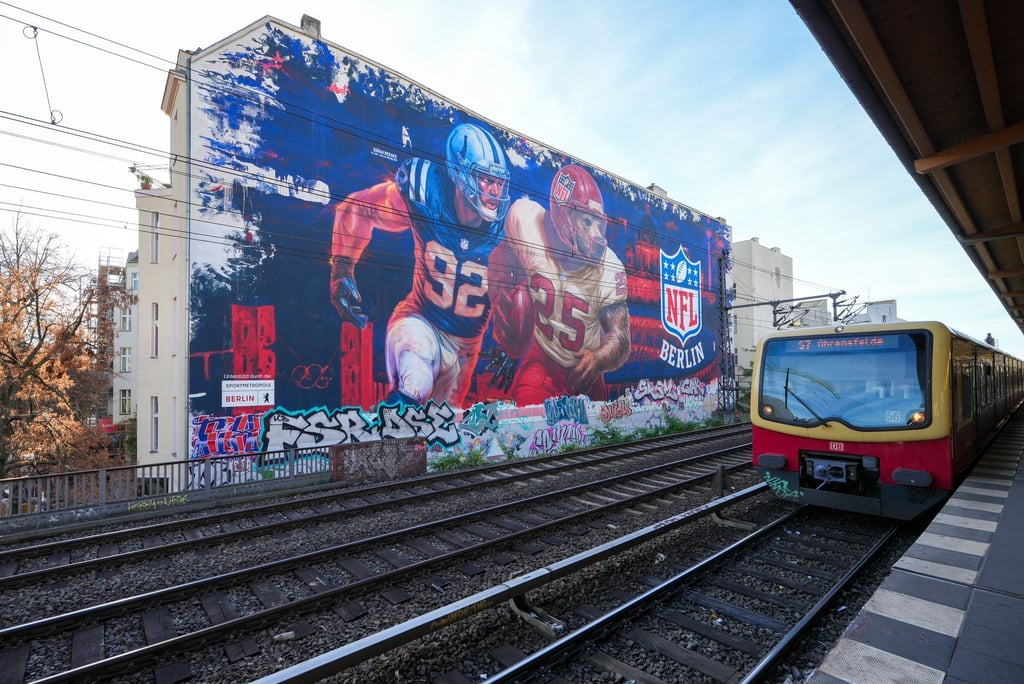 Im Zentrum der Stadt: ein riesiges NFL-Wandbild.