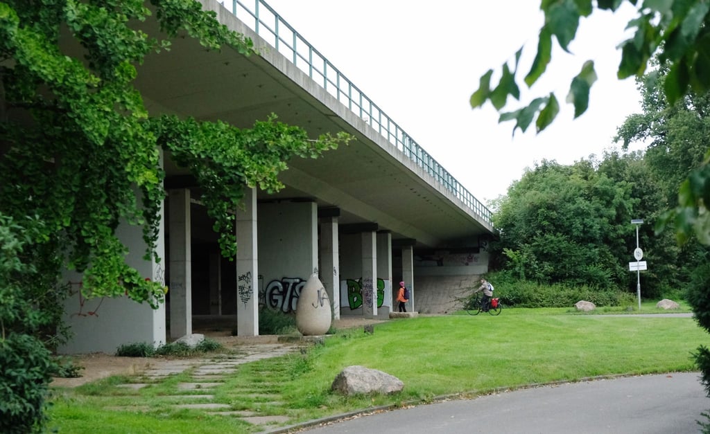 Die Agra-Brücke bei Leipzig wird umfangreich untersucht. (Archivbild)