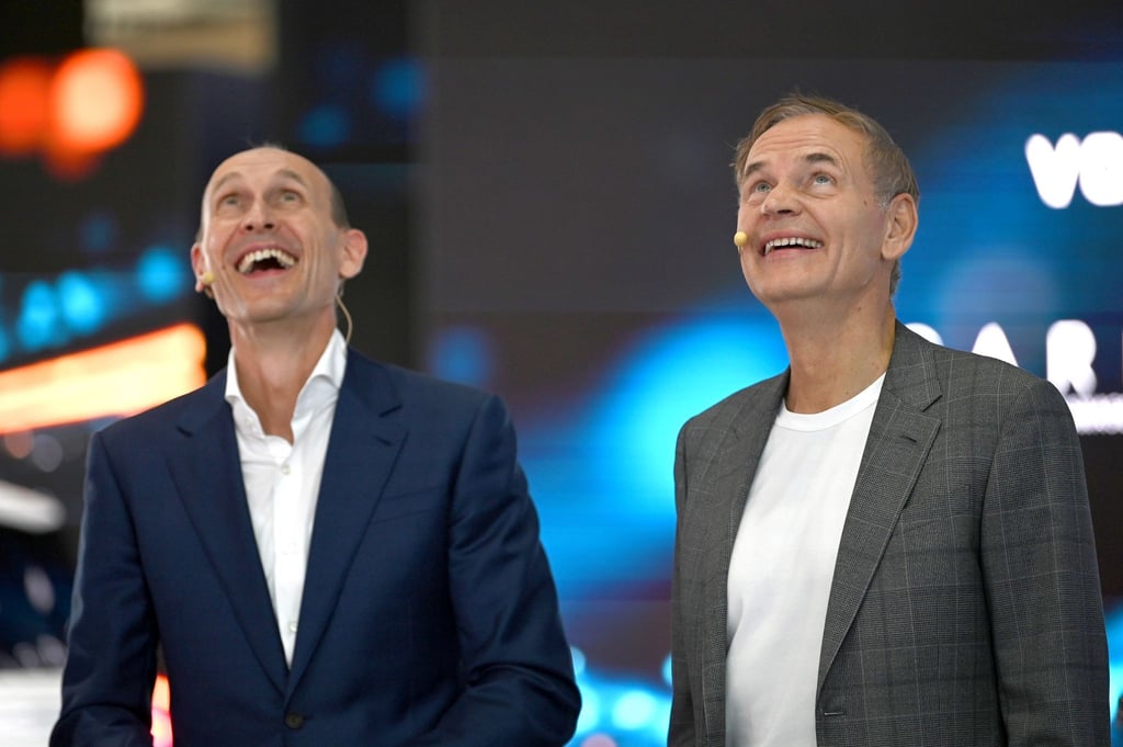 Volkswagen-Chef Oliver Blume (r) und Volkswagen-Vorstandmitglied für China, Ralf Brandstätter, in Shanghai. Der Konzern investiert trotz Schwierigkeiten viel Geld in die neue Technologie.