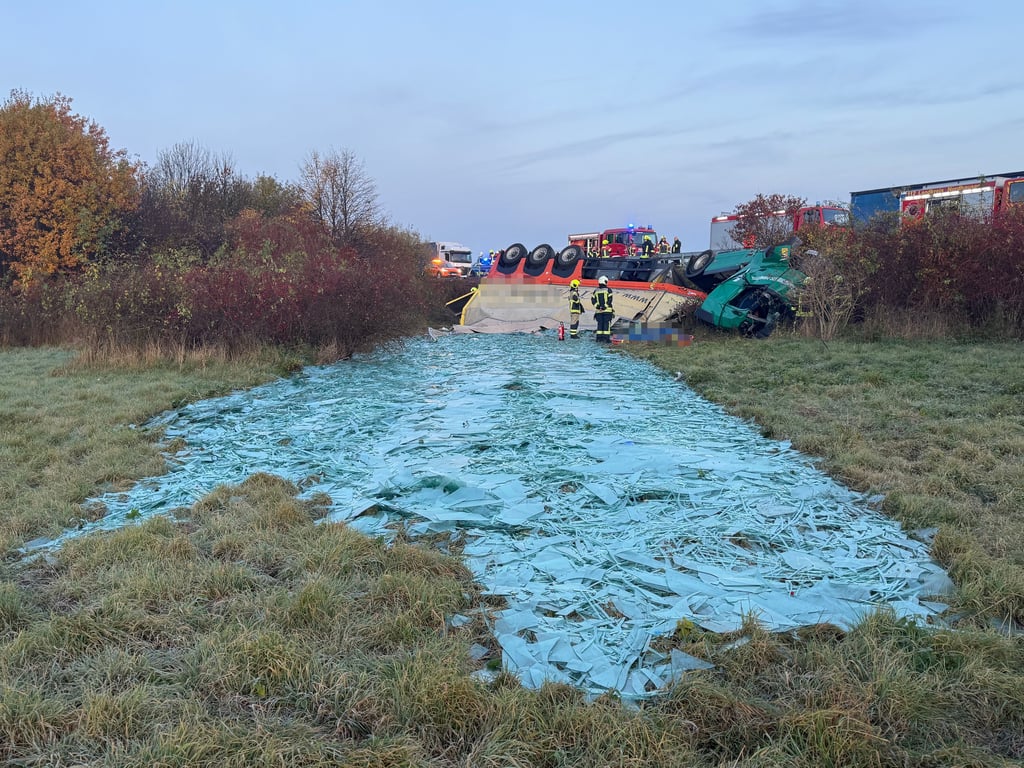 Der auf der A38 verunglückte Lkw. Der Fahrer kam bei dem Unfall ums Leben.