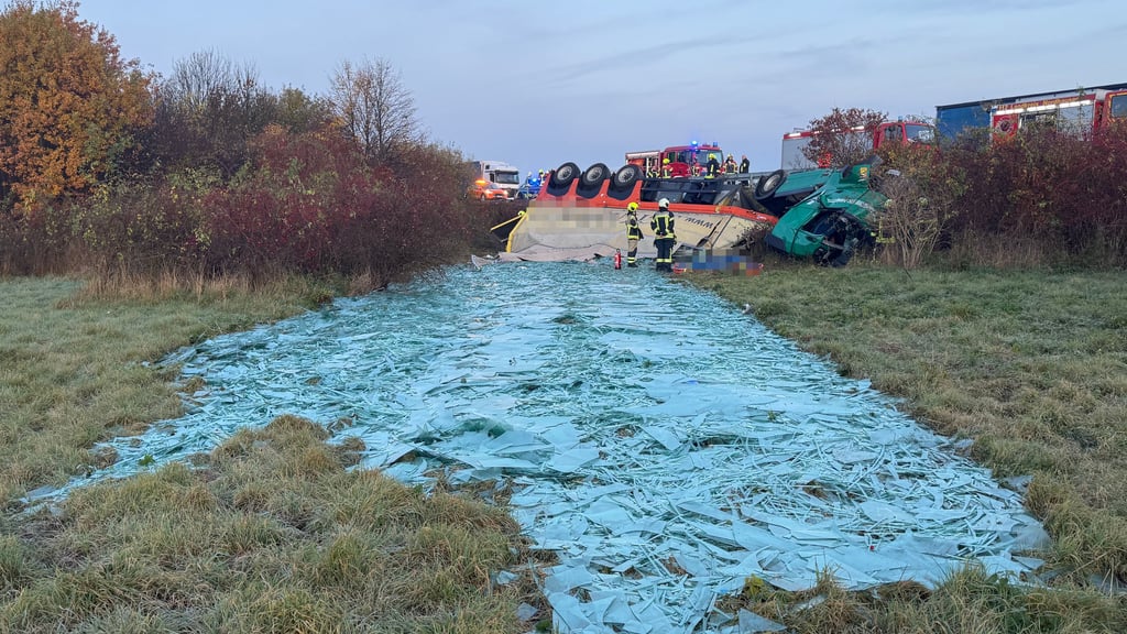 Der auf der A38 verunglückte Lkw. Der Fahrer kam bei dem Unfall ums Leben.