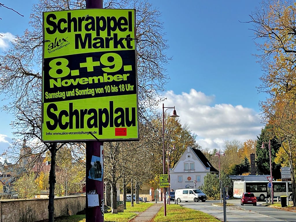 Plakate in der Region, hier in Querfurt, kündigen den Schrappelmarkt an. 