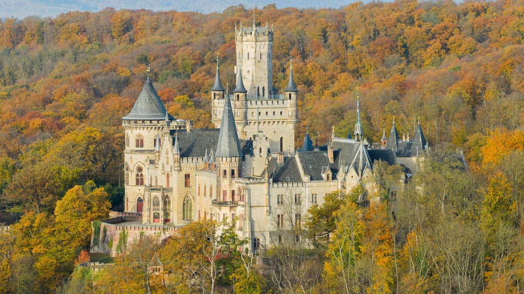 Die zweite Staffel der Teenie-Serie „Maxton Hall“ startet - und am Schloss Marienburg als Drehort wird mit deutlich mehr Besuchern gerechnet.