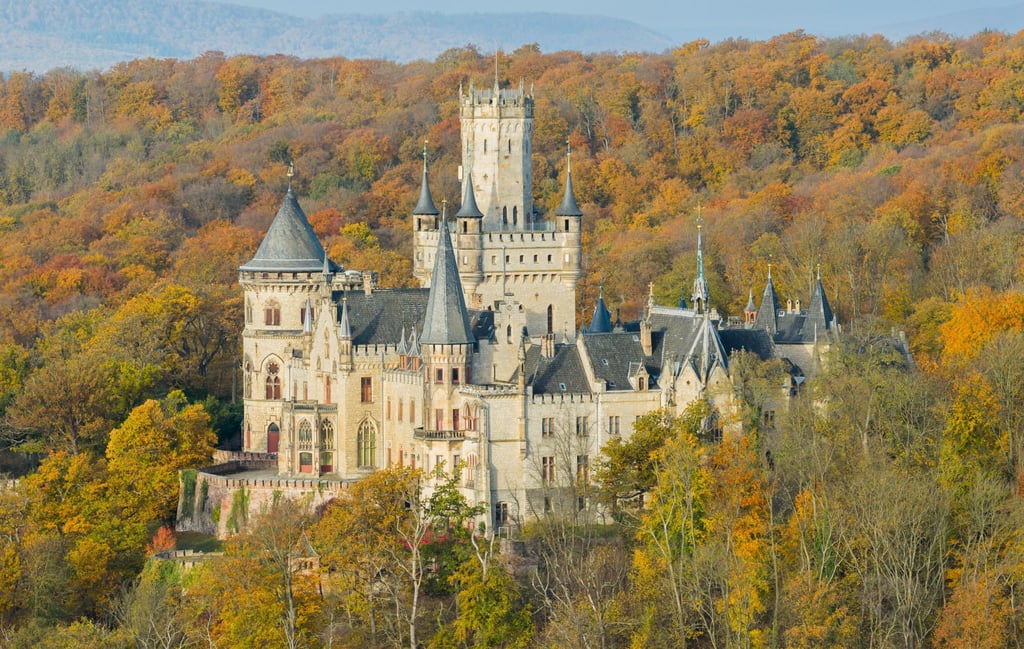 Die zweite Staffel der Teenie-Serie „Maxton Hall“ startet - und am Schloss Marienburg als Drehort wird mit deutlich mehr Besuchern gerechnet.