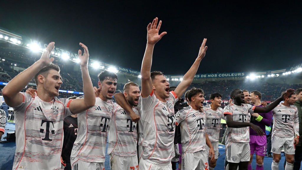 Bayerns Spieler jubeln nach dem Spiel.