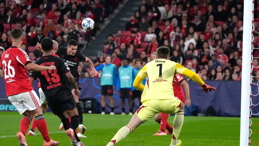 Patrik Schick köpft zum 1:0.