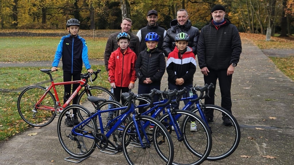 Übergabe der neuen Rennräder an die GRC-Jugend: (von links: hintere Reihe: Ole Dobbrikow, Vereinspräsident Sebastian Hahn, Benjamin Velten, Sven Rönnpage, Trainer Maik Fligge; vordere Reihe von links: Hannes Hoffheinz, Henrick Hoffmeister, Alexander Jung) 