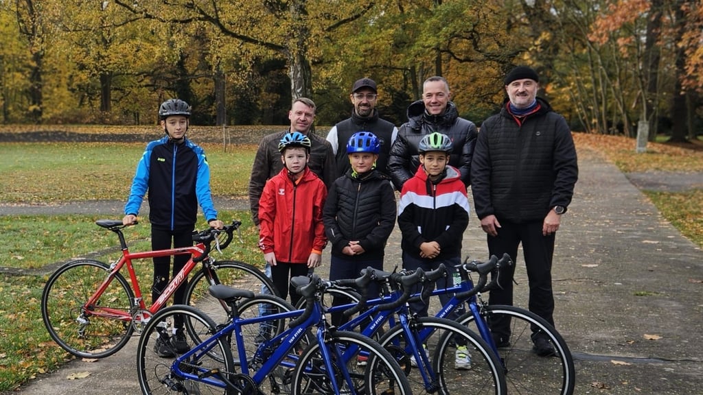 Übergabe der neuen Rennräder an die GRC-Jugend: (von links: hintere Reihe: Ole Dobbrikow, Vereinspräsident Sebastian Hahn, Benjamin Velten, Sven Rönnpage, Trainer Maik Fligge; vordere Reihe von links: Hannes Hoffheinz, Henrick Hoffmeister, Alexander Jung) 