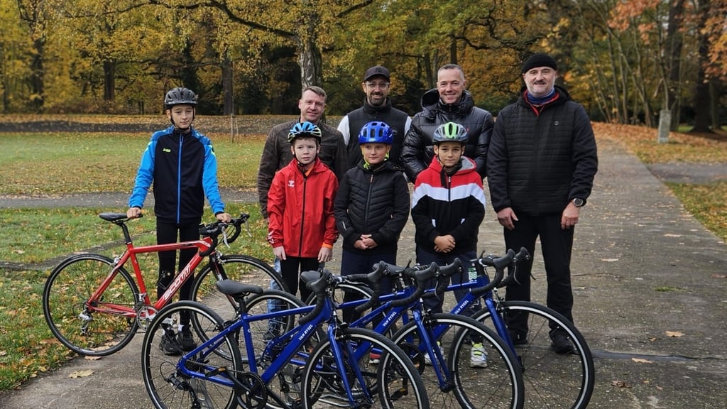 Übergabe der neuen Rennräder an die GRC-Jugend: (von links: hintere Reihe: Ole Dobbrikow, Vereinspräsident Sebastian Hahn, Benjamin Velten, Sven Rönnpage, Trainer Maik Fligge; vordere Reihe von links: Hannes Hoffheinz, Henrick Hoffmeister, Alexander Jung) 