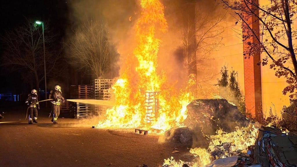 Lichterloh in Flammen: In der Nacht zu Mittwoch brannten in Haldensleben mehrere Stapel Europaletten und gepresste Pappe. Die Feuerwehr konnte das Feuer nach rund zwei Stunden löschen – es war bereits der vierte Brand binnen weniger Tage.