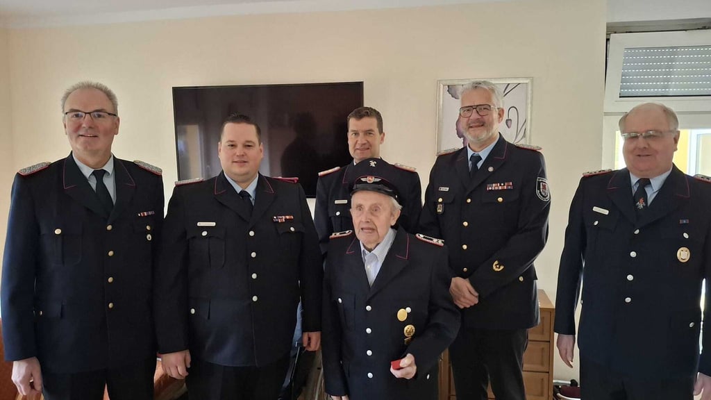 Für 80 Jahre Mitgliedschaft in der Freiwilligen Feuerwehr wurde der 95-jährige Christoph Bardenhagen (Mitte) ausgezeichnet.