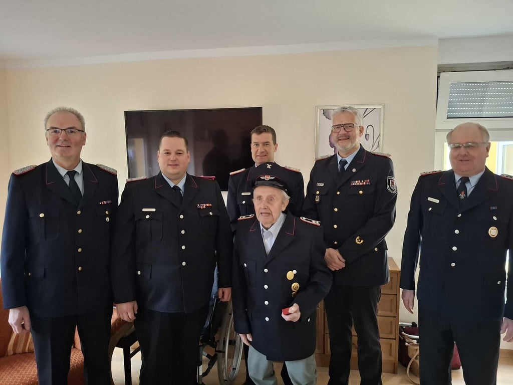 Für 80 Jahre Mitgliedschaft in der Freiwilligen Feuerwehr wurde der 95-jährige Christoph Bardenhagen (Mitte) ausgezeichnet.