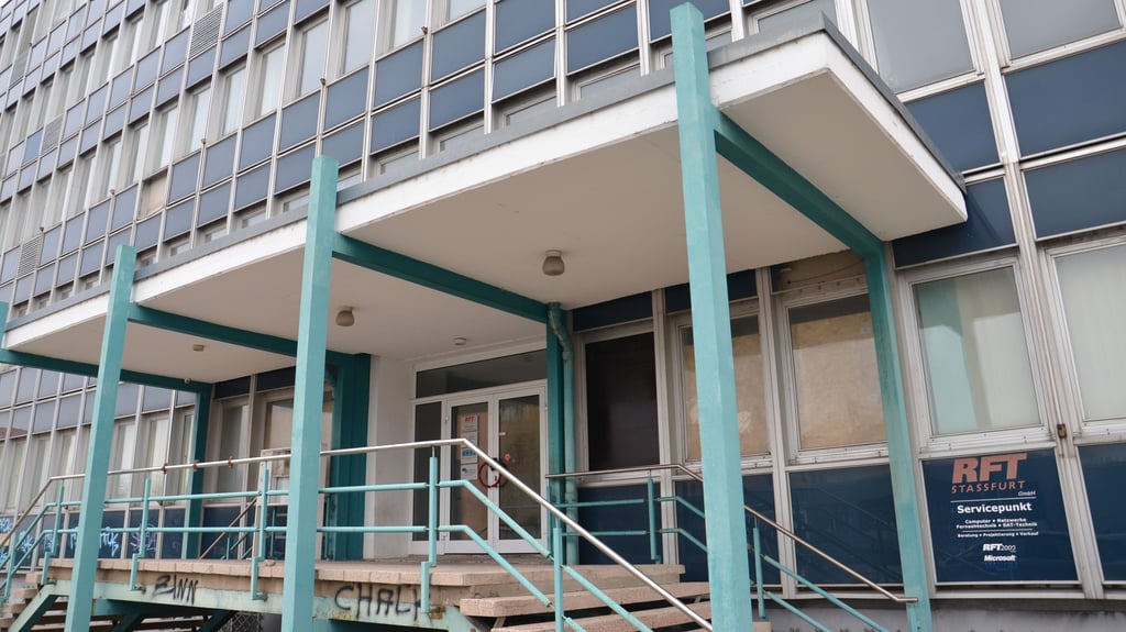 Das Gebäude der einstigen RFT-Kombinatsverwaltung an der Löderburger Straße in Staßfurt wurde 1984 bezogen. Nach der Wende blieb es überwiegend ungenutzt.