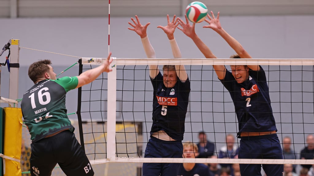 Lucas Papsin und Bennet Drebenstedt (r.) versuchen, den Angriff von Yannik Martin zu blocken. Aber auch über dem Netz waren die Preußen an diesem Tag besser.