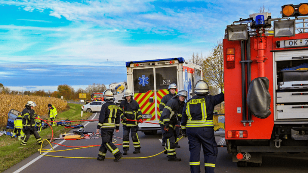 Bei dem schweren Unfall auf der L50 zwischen Wanzleben und Schleibnitz (Börde) kam eine 68-Jährige ums Leben. Ihre 13-jährige Enkelin wurde schwer verletzt.