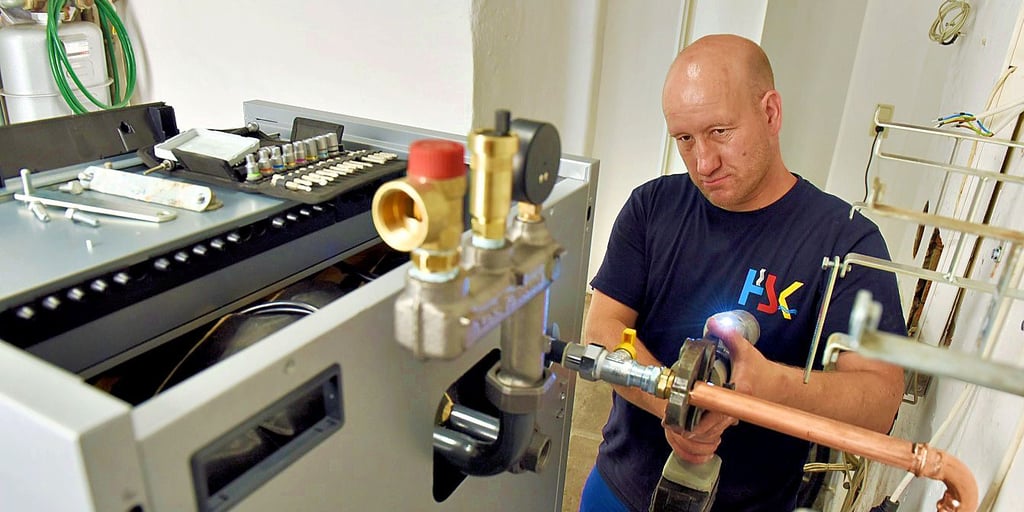 Ein Fachmann beim Einbau einer neuen  Gasheizung: In der Einheitsgemeinde Arendsee wird nach Alternativen gesucht. 