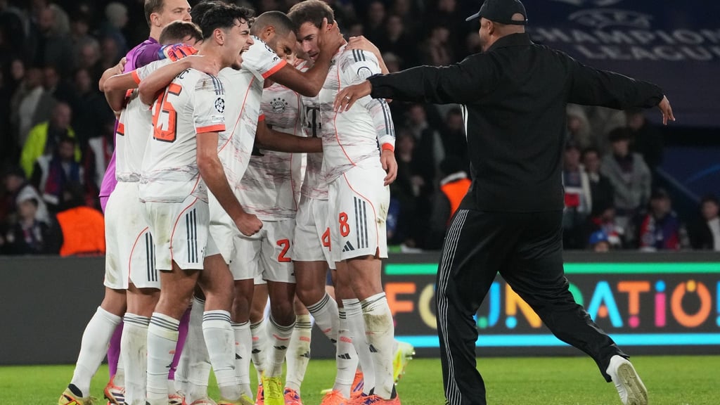 Vincent Kompany (r) stürmt nach dem Schlusspfiff auf den Rasen, um mit seinen Spielern im Kreis zu jubeln.