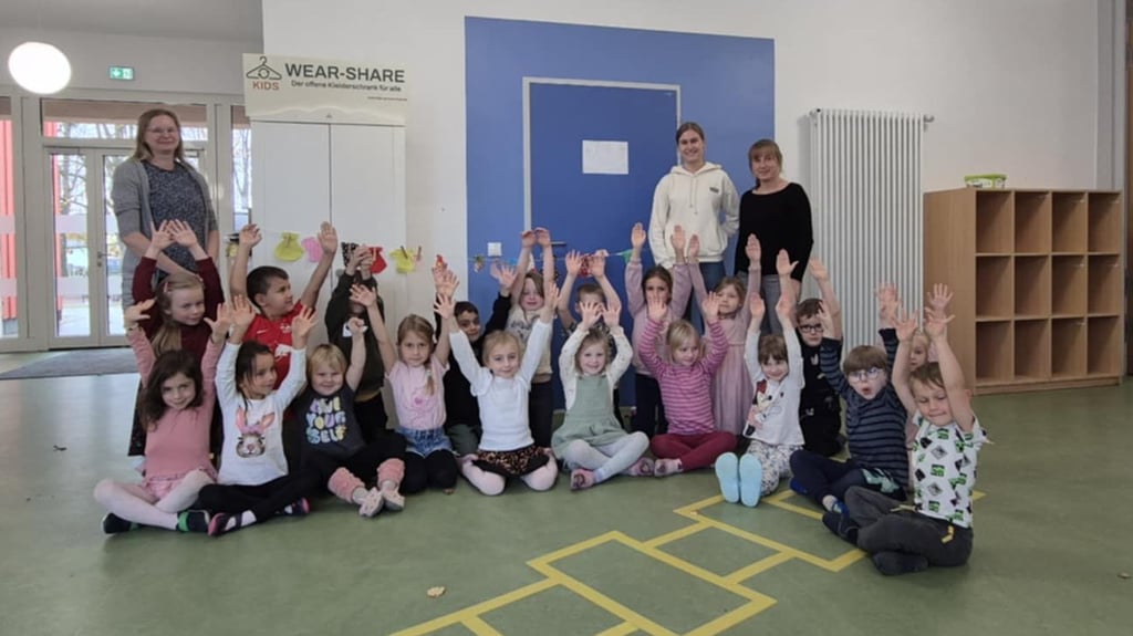 Große Freude bei den kleinen Siedlern. Dort steht nun ein Kids Wear-Share Schrank in Halberstadt. 