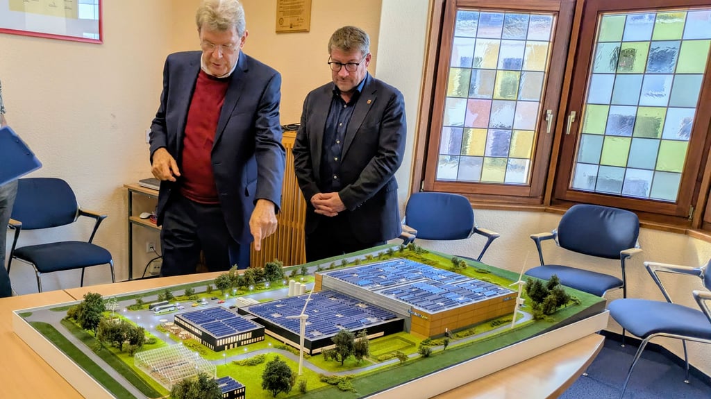 Olaf Höhn, Geschäftsführer von Florida Eis, stellte im Schönebecker Rathaus seine Pläne für den Fabrikneubau in Schönebeck vor.  