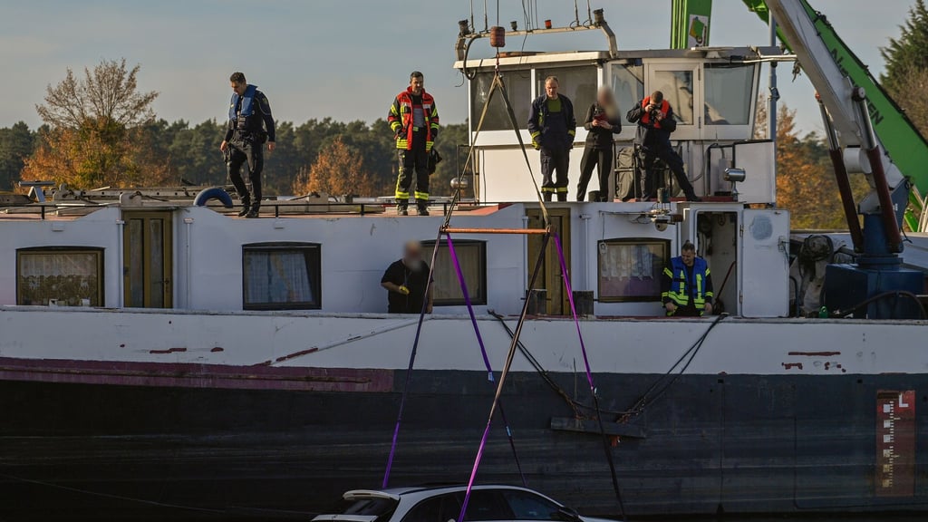 Das Auto war am Vortag bei Verladearbeiten von einem Frachtschiff in den Mittellandkanal gefallen und wurde am Mittag geborgen.