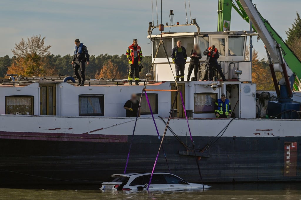 Das Auto war am Vortag bei Verladearbeiten von einem Frachtschiff in den Mittellandkanal gefallen und wurde am Mittag geborgen.