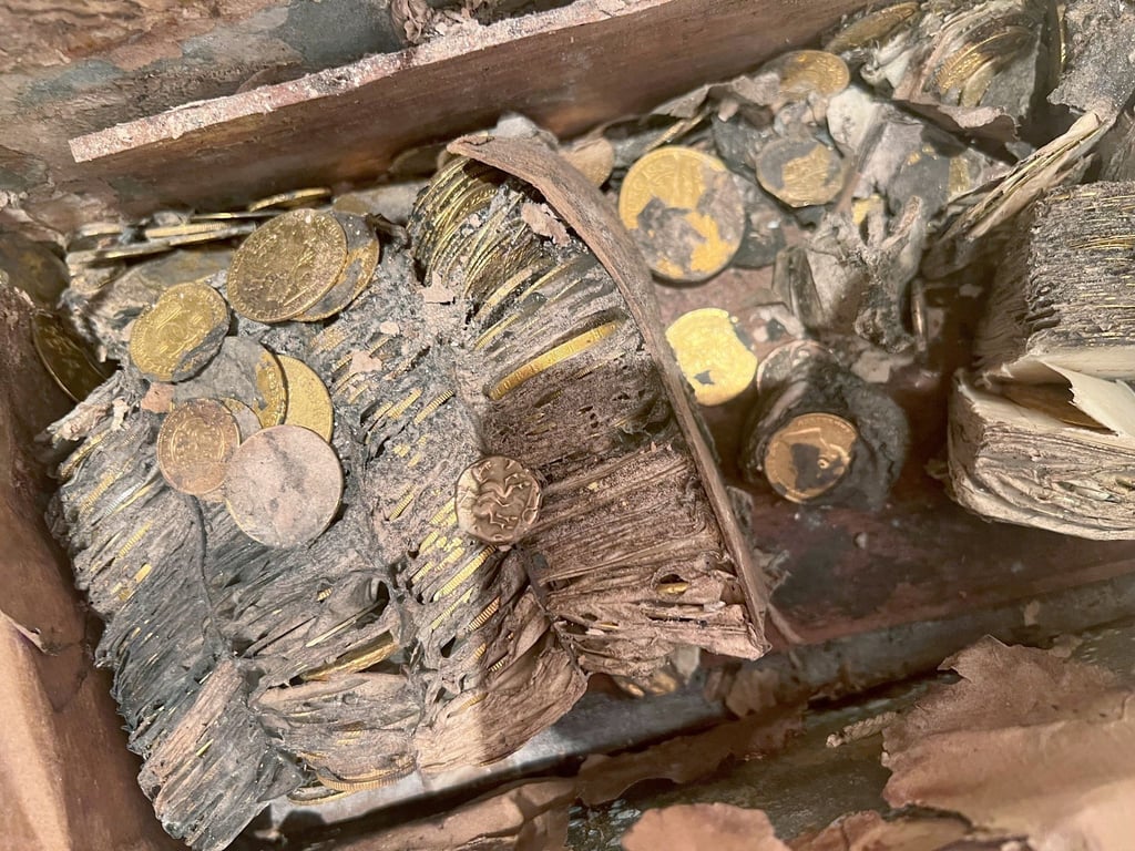So sah der Münzschatz aus, als er aus der Erde geholt wurde.