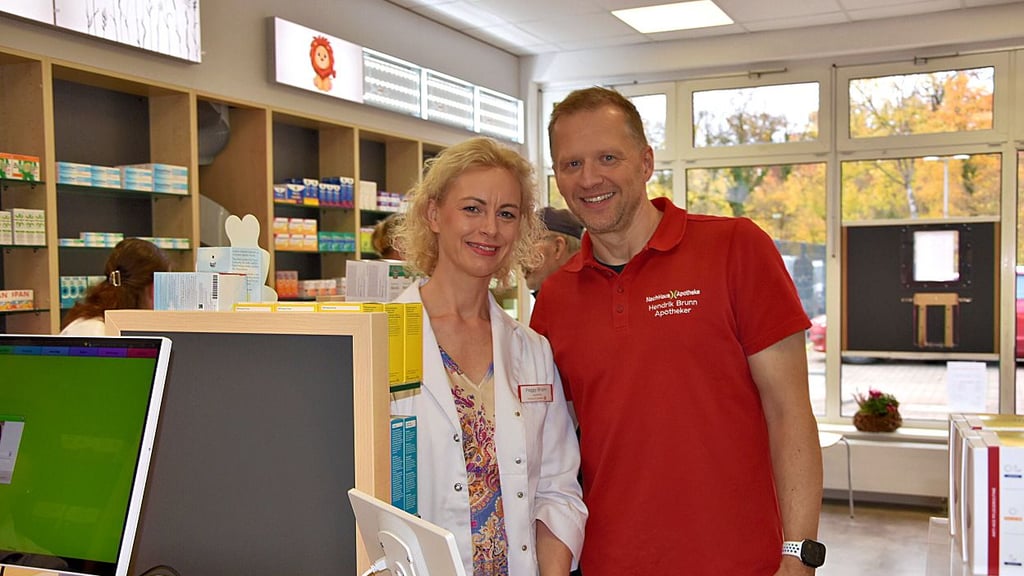 Filialleiterin Peggy Brunn und Inhaber Hendrik Brunn, der sonst in der Hauptfiliale in Beilrode arbeitet.