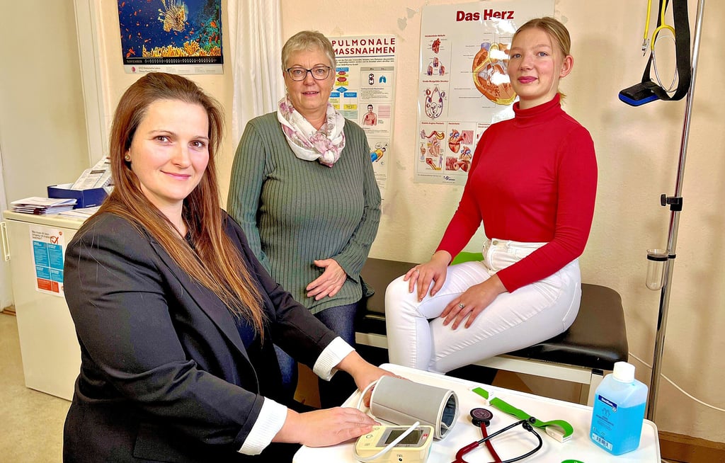 Ärztin Friederike Schönburg-Liedtke (von links) wird beim Umzug von Könnern nach Bernburg von Arzthelferin Katrin Schumann und der Auszubildenden Klaudia Bindek begleitet.