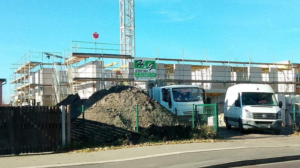 Auf der Baustelle des Seniorenzentrums „Am Werder“ in Genthin wird weiter gearbeitet. 