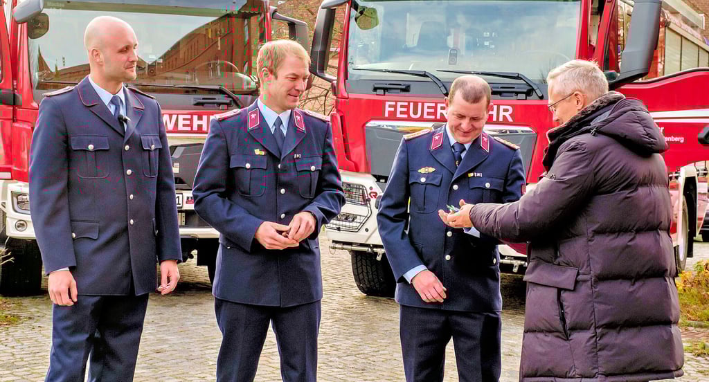 Bürgermeister André Seidig übergibt die Schlüssel an Christopher Brachwitz, Wehrleiter der Feuerwehr  Reinsdorf-Dobien, für das TLF 3000. 