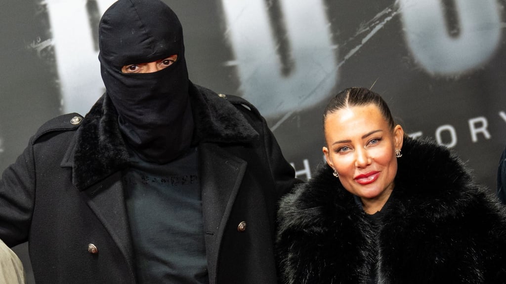 Haftbefehl (bürgerlich Aykut Anhan und hier verhüllt) besucht mit seiner Frau Nina Anhan eine Kinoaufführung der Dokumentation „Babo - Die Haftbefehl-Story“ in Berlin. (Archivbild)