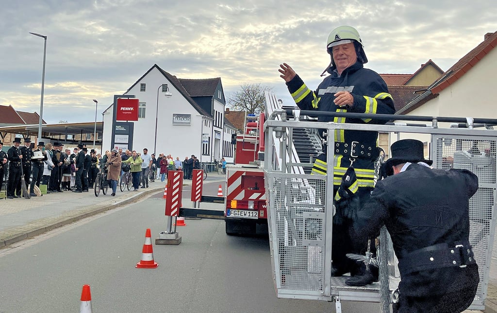 Hoch hinaus mit der Drehleiter ging es für Jubilar und Tangerhütter Unikum Siegfried Pianka. In der Breiten Straße war zu seinen Ehren ein Großaufgebot an Uniformierten zusammengekommen.