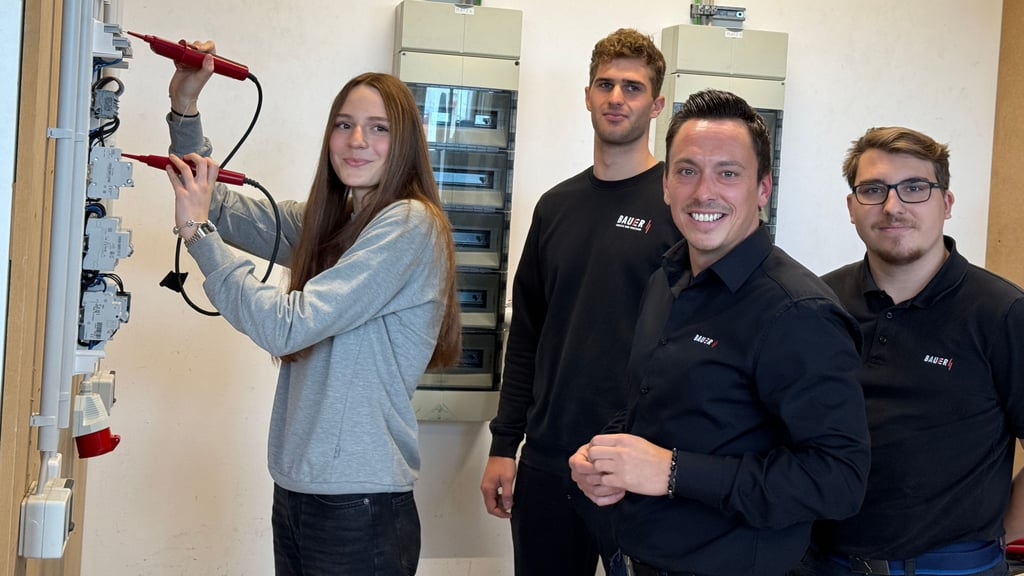 Die 17-Jährige Charlotte Boeger (links) ist die einzige Frau in ihrer Ausbildungsgruppe. 