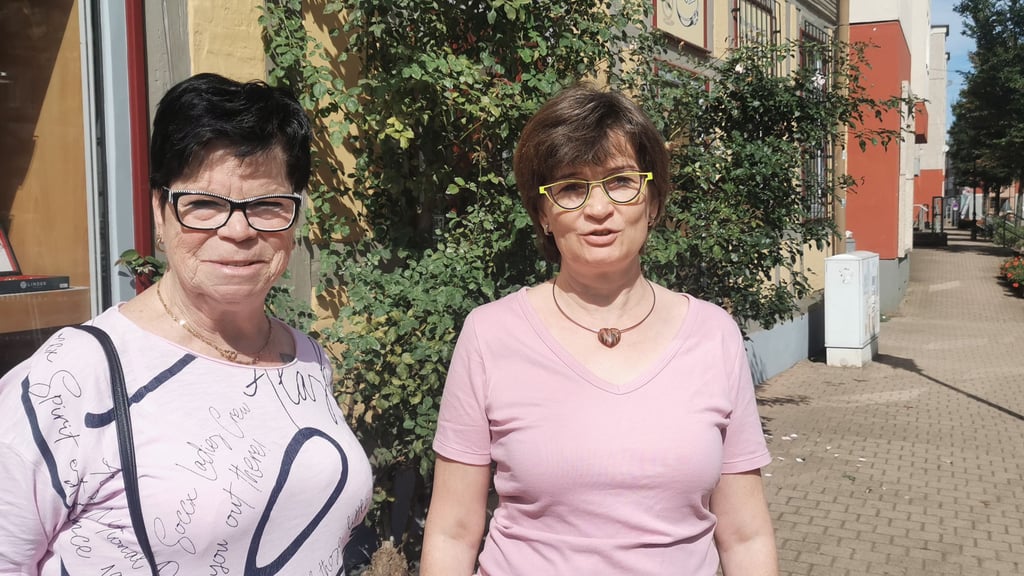 Veronika Richter  (links) und Katrin Köther haben einen Plan, um die Behörden wegen der Obdachlosen Ines H. zum Handeln zu zwingen.