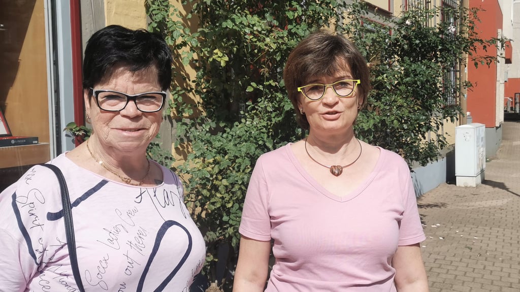 Veronika Richter  (links) und Katrin Köther haben einen Plan, um die Behörden wegen der Obdachlosen Ines H. zum Handeln zu zwingen.