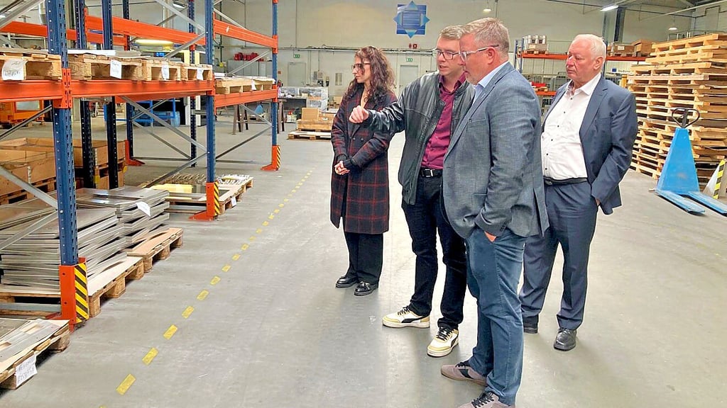 Geschäftsführer Eberhard Winter (2. v. l.) führt den Bürgermeister durch die Produktions- und Lagerhallen.