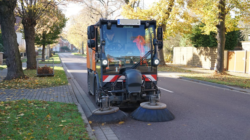 Die Kehrmaschine übernimmt in Wolmirstedt die Straßenreinigung.
